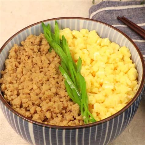 ご飯がすすむ！鶏ひき肉を使った丼ぶりの人気レシピ24選の人気レシピ・作り方 Delish Kitchen