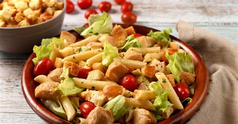 SALADA CAESAR DE MACARRÃO