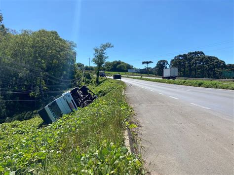 Caminhão tomba às margens da ERS 122 entre Farroupilha e Caxias do Sul