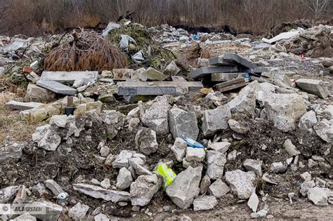 Nielegalne wysypisko śmieci na miejskiej działce