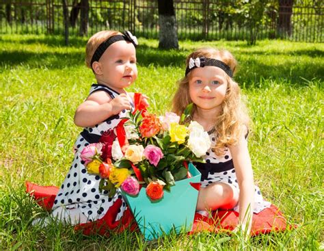 Duas Irmãs Meninas Adoráveis Da Criança Pequena O Ramalhete Das