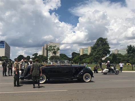 Bolsonaro pode não desfilar em carro aberto diz Heleno em ensaio da