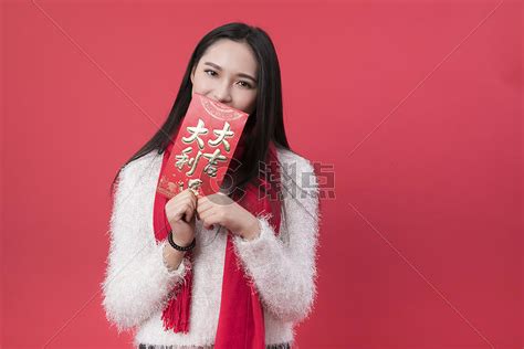 拿着红包的女性新年人像摄影图50403360图片素材免费下载 编号748015 潮点视频