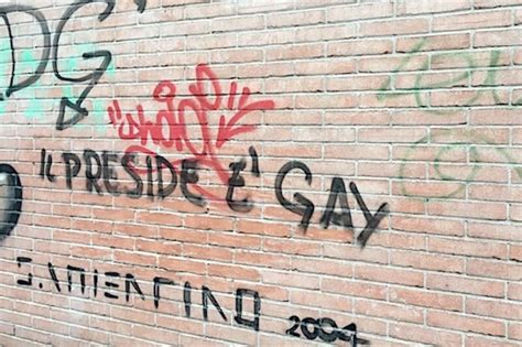 Ravenna Scrivono Sul Muro Il Preside Gay E Lui Non Lo Cancella Video Gay It