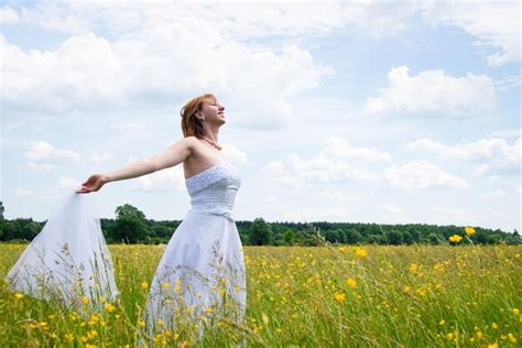 El Concepto De La Naturaleza De La Belleza Del Día De La Boda En Medio