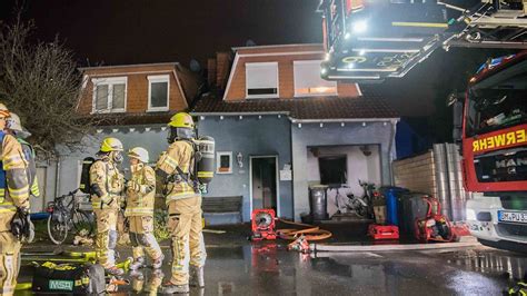 Nordrhein Westfalen Feuerwehr Rettet Bewohner Aus Brennendem Haus N