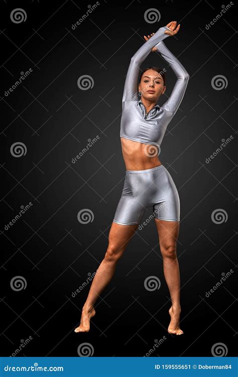 Sexy Brunette Girl Met Een Slanke Figuur In Poetsen In Studio Op Een Zwarte Achtergrond Stock