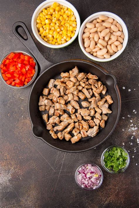 Preparaci N Del Relleno Para Los Burritos En Las Tortillas Con La Carne