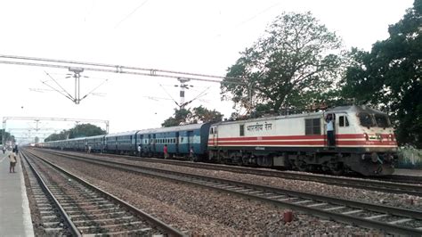 22461 Shri Shakti Ac Express Overtake 14649 Saryu Yamuna Express At