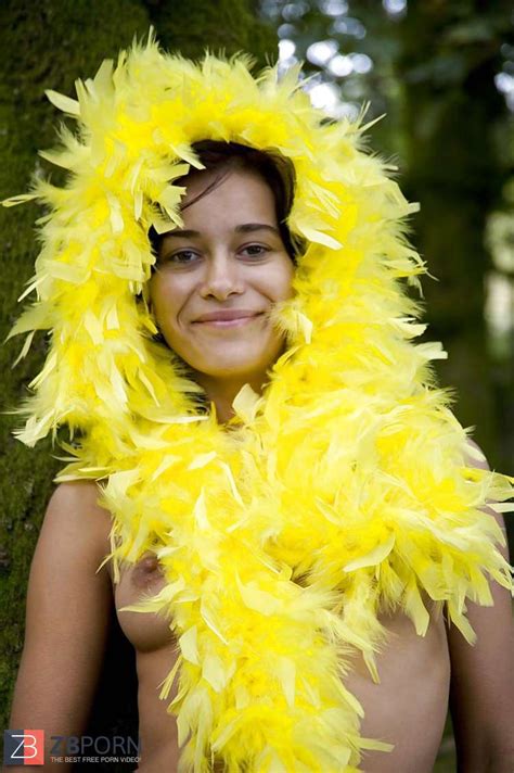 Viki Nude In Yellow ZB Porn
