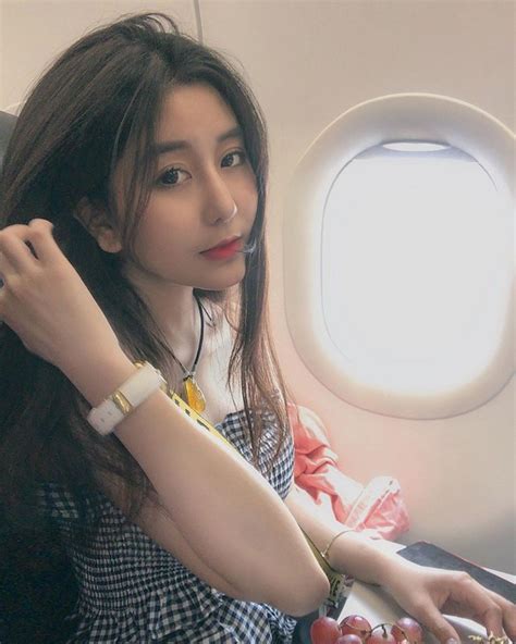 Hot girl đúng là hot girl có mỗi cái cửa sổ máy bay mà cũng tạo dáng chụp được ảnh đẹp hết nấc