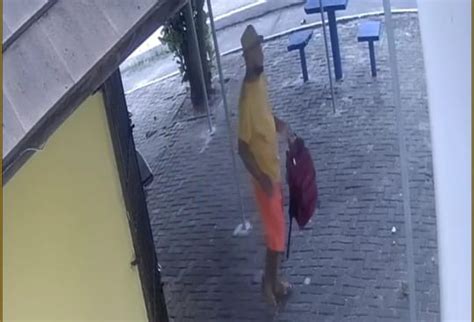 Homem Flagrado Furtando Mochila De Funcion Rio De Restaurante