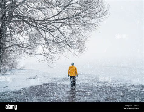 Hombre solitario caminando en carretera fotografías e imágenes de alta