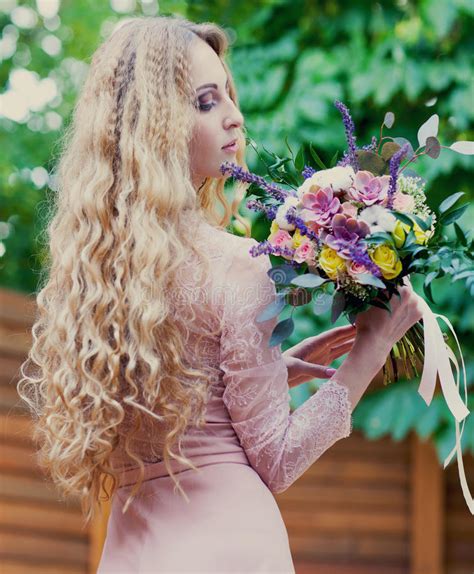 Novia Que Sostiene El Ramo De La Boda Imagen De Archivo Imagen De