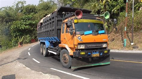 Adu Kekuatan Dump Truck Fuso Vs Hino Di Tanjakan Tepung Kanjut Kota