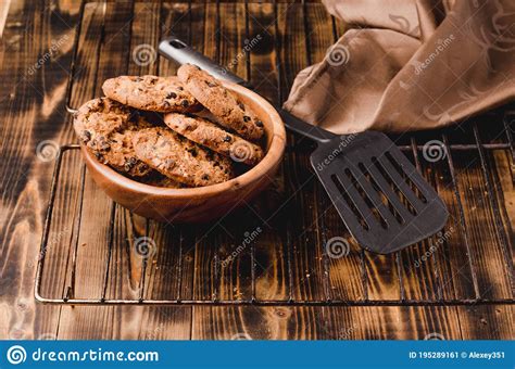 Galletas Caseras Con Trozos De Chocolate Sobre Un Fondo De Madera