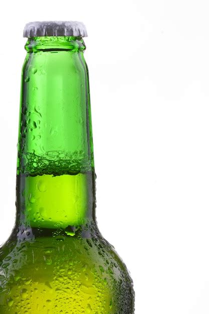 Garrafa De Cerveja Gotas Isoladas Em Branco Foto Premium