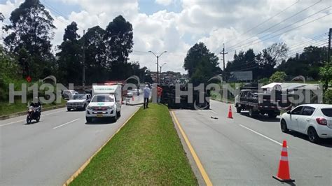 Se volcó un camión en la autopista Medellín Bogotá a la altura del