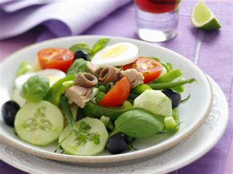 Nizza Salat mit Thunfisch Sardellen und grünen Bohnen Rezept EAT SMARTER