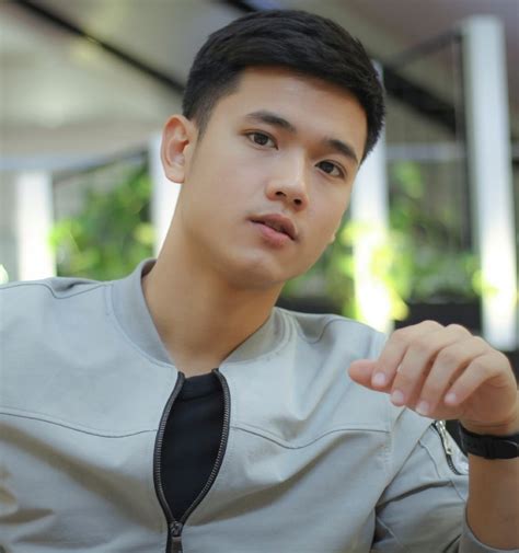 Nhan sắc ngày càng trưởng thành của hot boy quân phục Netizen Việt Giải Trí