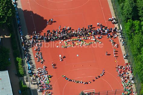 Berlin Von Oben Schulgel Nde Mit Sportplatz Ulmen Grundschule In