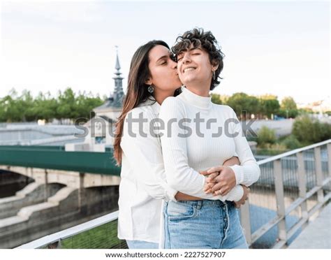 5 992 imágenes fotos de stock objetos en 3D y vectores sobre Lesbian coloring kissing