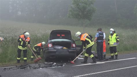 NonstopNews VW Fahrer will von Landstraße auf Bundesstraße abbiegen