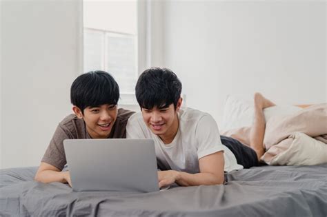 Asian Gay Lgbtq Couple D hommes Utilisant Un Ordinateur Portable à La Maison Moderne Jeune
