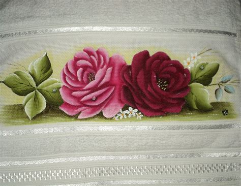 Pintura De Rosas En Una Toalla Blanca