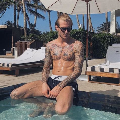 Loris Karius Presume De Torso Desnudo En La Piscina Torsos Desnudos