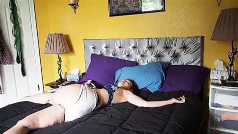 Heiße milf aurora willows macht yoga in einem sexy körperanzug xHamster