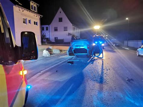 Lichtenfels Auto Berschl Gt Sich Bei Unfall Und Bleibt Auf Dach Liegen