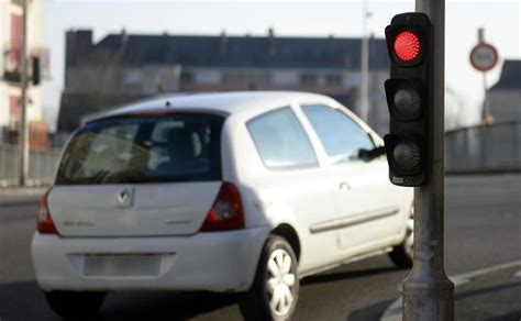 Un conducteur grille un feu rouge et percute une voiture à Couzeix