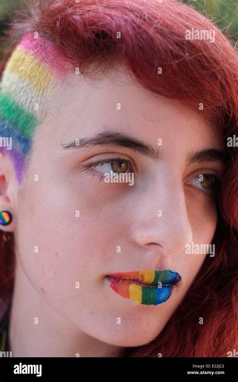 Una Mujer Joven Con Un Arco Iris La Pintura En Los Labios Y El Pelo En