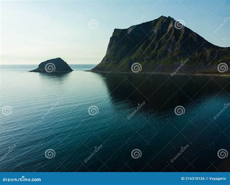 Paisaje Marino En Vestvagoy Island Lofoten Noruega Foto De Archivo