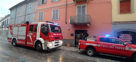 Incendio Di Unauto In Un Cortile In Via Mazzini Sul Posto I Vigili