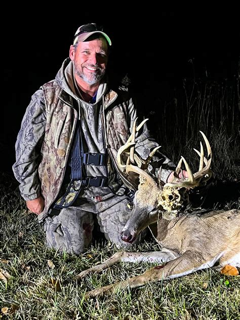 racks  buck hunter kills whitetail  deer skull hooked  antlers
