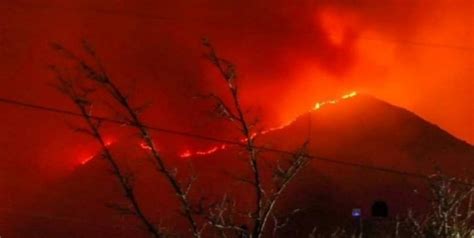 Impactantes imágenes controlaron parte del brutal incendio en el cerro