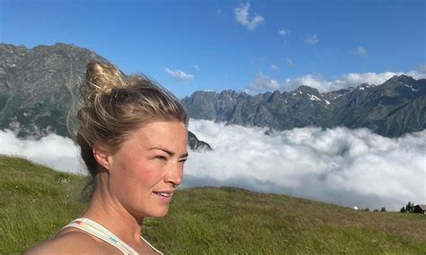 Foto S Geraldine Kemper Poseert In Blauwe Bikini