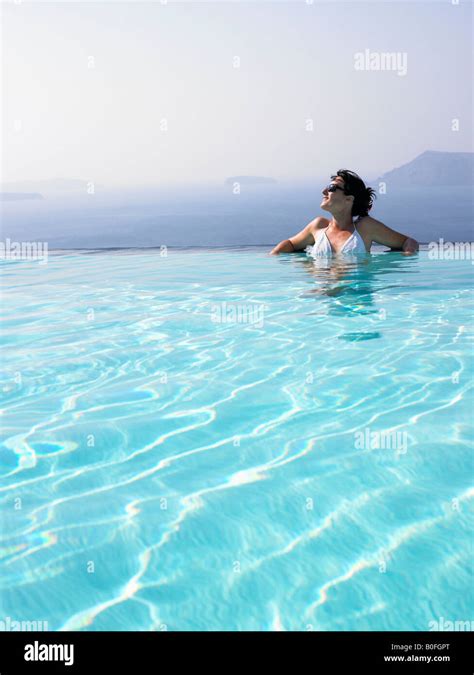 Swimmingpool rand frau leiter bikini Fotos und Bildmaterial in hoher Auflösung Alamy