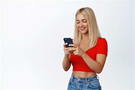 Technologie Cellulaire Jeune Femme Blonde Utilisant Un Téléphone Portable Et Une Messagerie