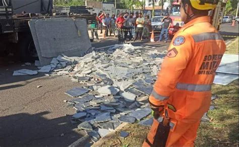 Casal Morre Esmagado Ap S Ser Atingido Por Placa De M Rmore Em