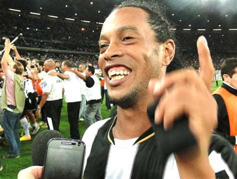 Vaidoso Ronaldinho Ga Cho Passa Por Cirurgia Est Tica Nos Dentes