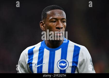 Pervis Estupiñán of Brighton Hove Albion on the ball during the