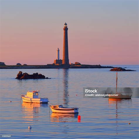 ブルターニュフランスのイルヴィエルジュ灯台ヨットボートの夕日の海の眺め - ウッドデッキのストックフォトや画像を多数ご用意 - ウッドデッキ ...