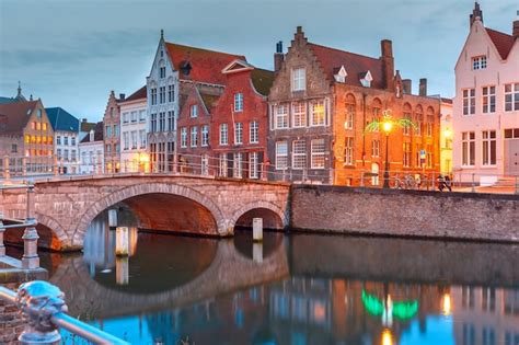 Premium Photo | Night bruges canal and bridge belgium