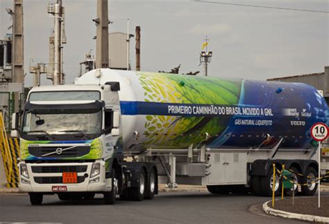 Portal Brasil Engenharia Volvo mostra o primeiro caminhão do Brasil