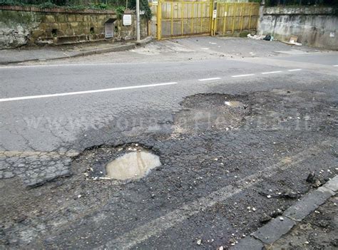 LA SEGNALAZIONE Cè una buca pericolosa in via Vecchia San Gennaro