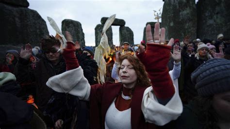 Tausende Menschen Feiern Wintersonnenwende In Stonehenge SN At