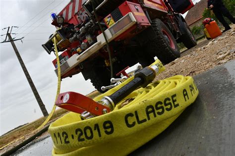 Pr S De Litres D Azote Liquide Se D Versent Dans Un Foss En Eure